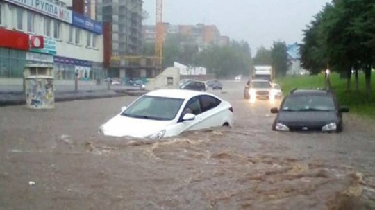 ô tô đi qua vùng ngập nước